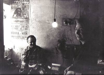 José Escribano junto a Mary Nati Barrera, en su zapatería (antes de jubilarse). Fotografía de Lucio López Revilla